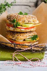 Vollkornbagel mit Käse, Ei und Gurke