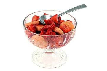 Coupe de salade de fruits fraises et bananes
