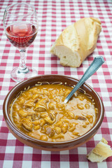 Alubias con chorizo y oreja de cerdo en la mesa