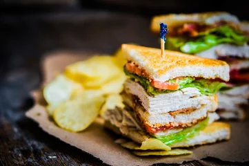 Foto auf Acrylglas Snack Club-Sandwich auf rustikalem Holzhintergrund