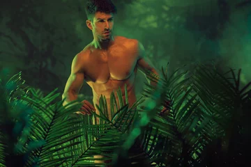 Schilderijen op glas Handsome nude man in the hot jungle © konradbak