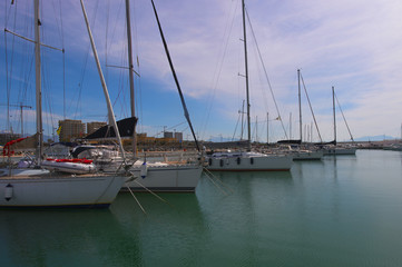 yacht e barche a motore dentro il porto Marina D'Arechi