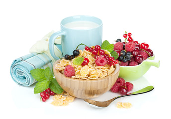 Fresh corn flakes with berries and milk