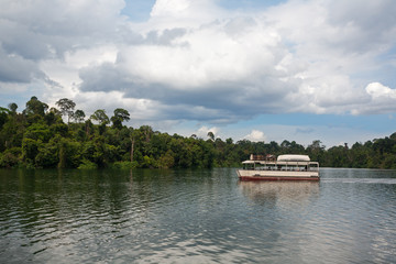 Fototapeta na wymiar Boat with tourists on the lake in Singapore