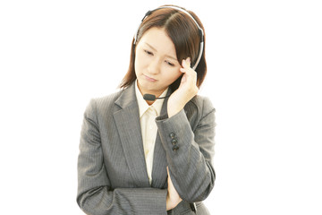 疲れた表情のオペレーター