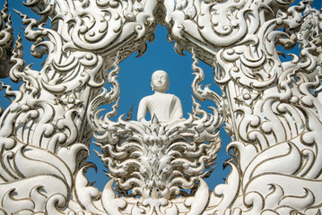 Fototapeta na wymiar Biały posąg Buddy, Wat Rong Khun, Tajlandia ...