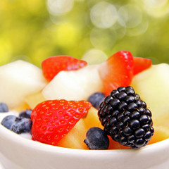 sommerlicher obstsalat auf joghurt