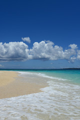 Fototapeta na wymiar Niebu i piękna plaża z Okinawy
