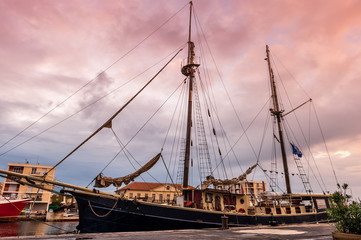 Voilier &agrave; quai au lever du jour