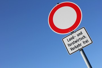 Deutsches Verkehrszeichen: Verbot für Fahrzeuge aller Art/ Land- und forstwirtschaftlicher Verkehr...