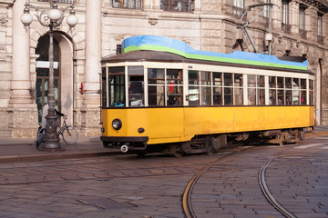 Fototapeta na wymiar Vintage tramwaj na ulicy Milano