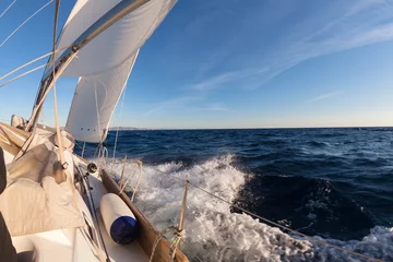 Afwasbaar Fotobehang Zeilen Zeilboot in de zee
