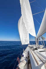 Crédence de cuisine en verre imprimé Naviguer Sailing boat in the sea
