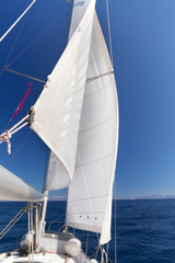 Obraz premium Sailing boat wide angle view in the sea