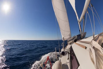 Photo sur Plexiglas Naviguer Sailing boat  in the sea