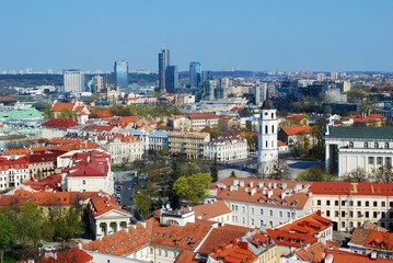 Fototapeta na wymiar Panoramiczny widok na Starym Mieście Wilna i nowoczesnych budynków