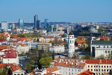 Fototapeta na wymiar Panoramiczny widok na Starym Mieście Wilna i nowoczesnych budynków