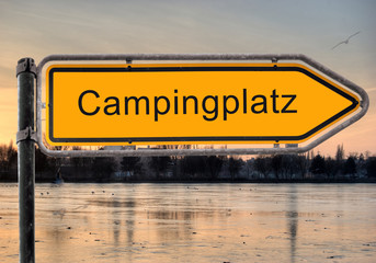 Strassenschild 9 - Campingplatz