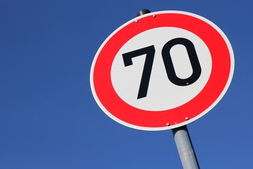 Deutsches Verkehrszeichen: zulässige Höchst­geschwindigkeit 70 km/h