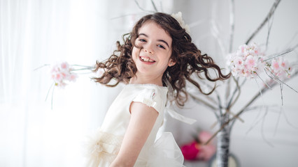 niña bailando en una fiesta