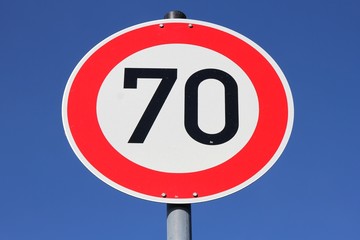 Deutsches Verkehrszeichen: zulässige Höchst­geschwindigkeit 70 km/h