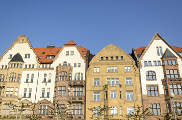 Fassade von Wohnhaeusern mit Jugendstil Architektur