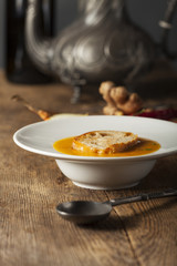 Karottensuppe in einem wei&szlig;en Teller