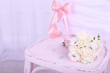 Obraz na płótnie Canvas Beautiful wedding bouquet on chair