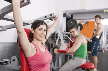 Fototapeta premium Gente haciendo pesas en un gimnasio