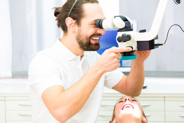 Zahnarzt behandelt Patient in Zahnarztpraxis 