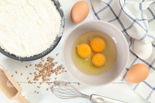 uova con farina su tavolo bianco