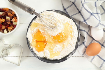 uova e farina preparazione per dolci