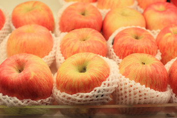 apples at grocery store
