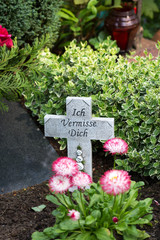 Kreuz, Spruch, Blumen