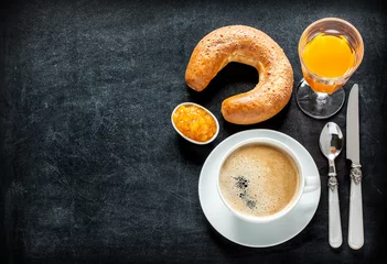 Fotobehang Continentaal ontbijt op zwart bord © pinkyone