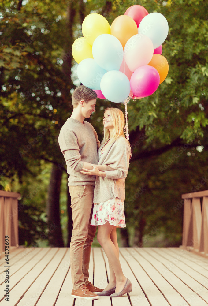 Wall mural couple with colorful balloons