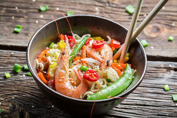 Shrimp with vegetables and noodles