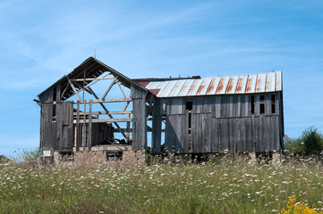 Fototapeta na wymiar Old Wood Barn