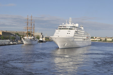 Круизный лайнер поднимпется по Неве. Санкт-Петербург