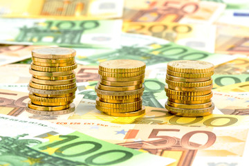 Drei Stapel Geldmünzen