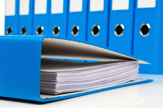 Akten Ordner mit Schriftst&uuml;cken und Dokumenten