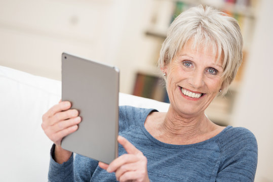 seniorin benutzt tablet-pc zu hause
