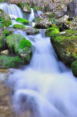 chute d'eau au travers des rochers