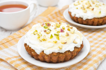 mini carrot cakes with cream of mascarpone, honey and tea