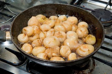 Padella di cipolline in agrodolce