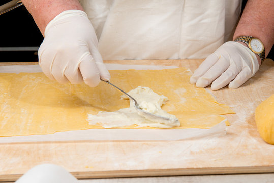 Preparazione rotolo pasta fresca ripieno