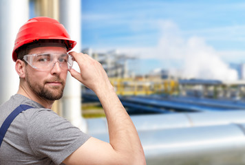 Arbeiter in Arbeitskleidung in Raffinerie // Worker in refinery