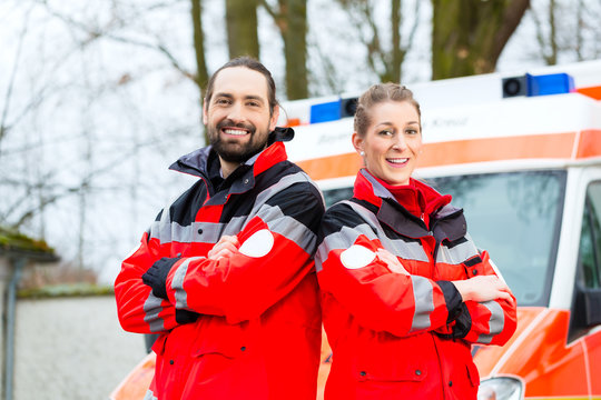 Notartzt und Sanit&auml;ter vor Krankenwagen
