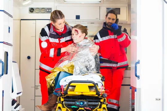 Notärzte helfen verletzte Frau