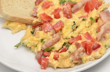 Rührei mit Speck und Tomate